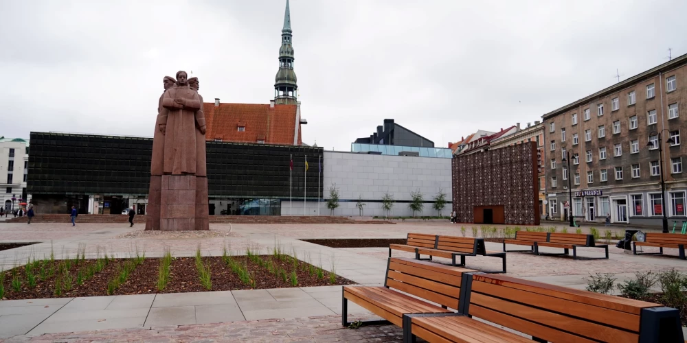 Latviešu strēlnieku laukums ir Rīgas laukums starp 11. novembra krastmalu, Rātslaukumu, Kaļķu ielu un Grēcinieku ielu.