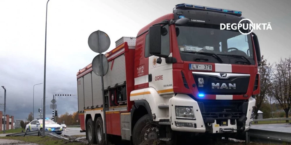 ДТП в Огре: направлявшаяся на вызов пожарная машина столкнулась с микроавтобусом