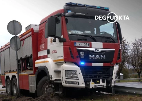 ДТП в Огре: направлявшаяся на вызов пожарная машина столкнулась с микроавтобусом