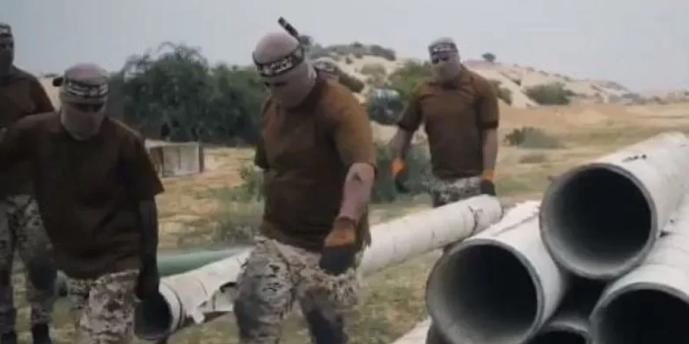 Palestīniešu teroristi gatavo raķetes no ES finansētajām ūdensvada un kanalizācijas caurulēm (ekrānuzņēmums no video)