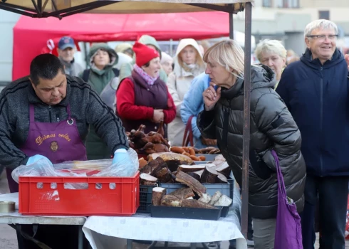 ФОТО: праздник в честь дня рождения Видземского рынка собрал сотни людей