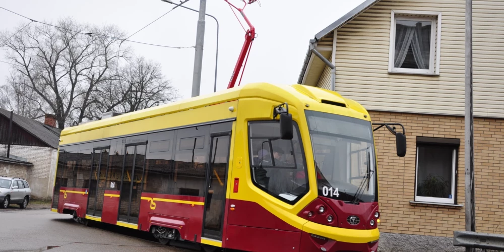 Daugavpilī pirmais jaunais tramvajs pārcelts no rūpnīcas uz sliedēm
