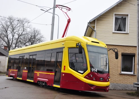 Daugavpilī pirmais jaunais tramvajs pārcelts no rūpnīcas uz sliedēm
