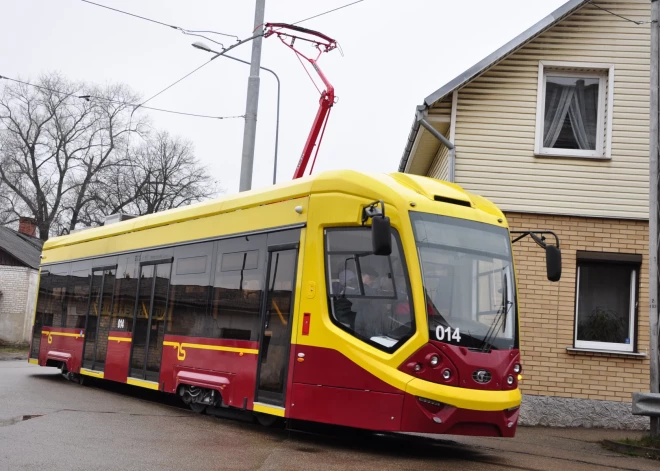 Daugavpilī pirmais jaunais tramvajs pārcelts no rūpnīcas uz sliedēm