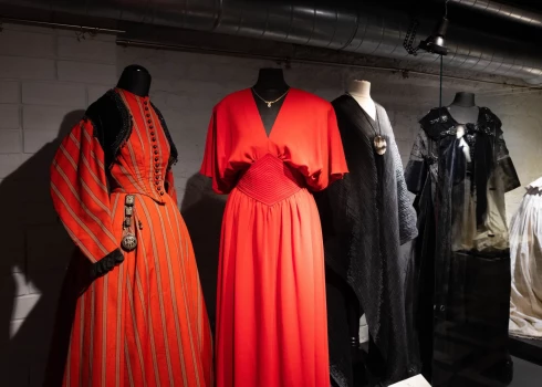 No Merilinas Monro kleitas līdz karalienes Viktorijas naktskreklam - atklāta izstāde "Melns, balts, sarkans"