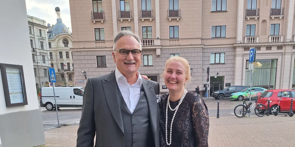 Ejot skatīt "Donu Karlosu", miljonāra Jāņa Zuzāna draudzenes Ilzes Grīnbergas tēla izteiksmīgākais akcents šoreiz bija balta pērļu virtene, bet rokā viņai bija 2290 ASV dolāru dārga "Dolce & Gabbana" zīmola somiņa.