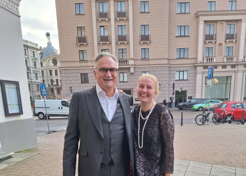 Ejot skatīt "Donu Karlosu", miljonāra Jāņa Zuzāna draudzenes Ilzes Grīnbergas tēla izteiksmīgākais akcents šoreiz bija balta pērļu virtene, bet rokā viņai bija 2290 ASV dolāru dārga "Dolce & Gabbana" zīmola somiņa.