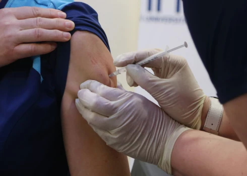 Латвийцев вновь призывают вакцинироваться - в этом сезоне грипп и Covid-19 будут "действовать" сообща
