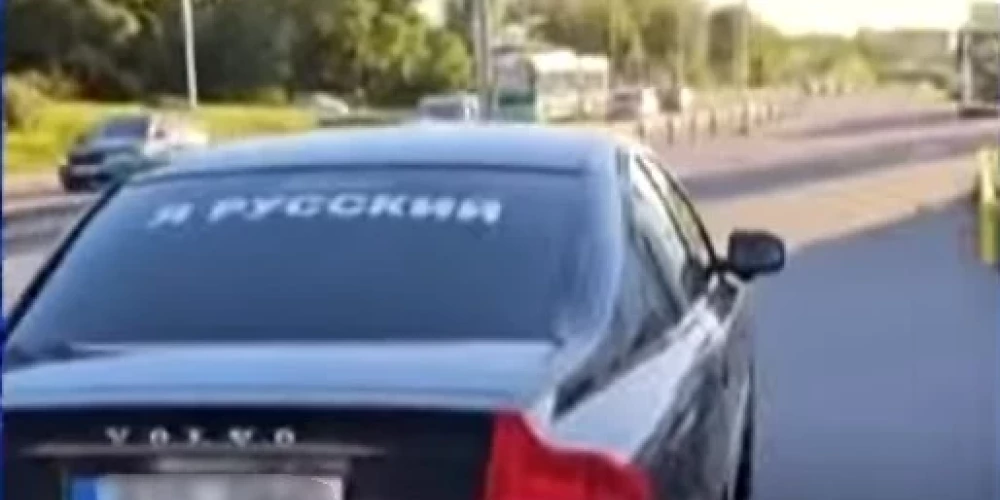 Наклейки "Я русский" не запрещены, но полиция может потребовать их снять.