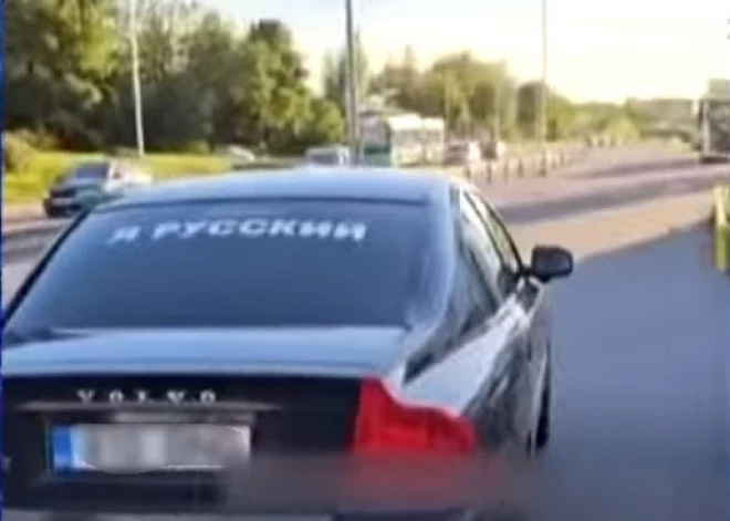 Наклейки "Я русский": снимать нельзя оставить - запятую ставят сотрудники полиции