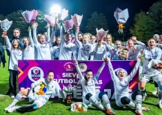 "Rīga" futbolistes otro sezonu pēc kārtas nodrošina Latvijas čempiontitulu 