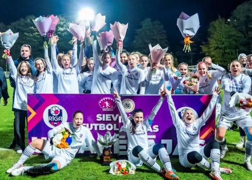 "Rīga" futbolistes otro sezonu pēc kārtas nodrošina Latvijas čempiontitulu 