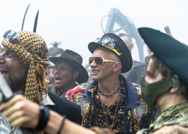 Renārs Kaupers igauņu filmā pārtapis par blondu pirātu