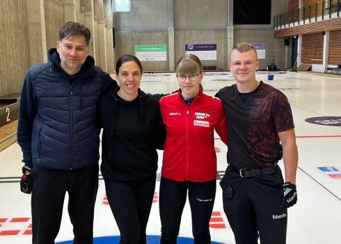 Latvijas izlase (no kreisās) Arnis Veidemanis, Daina Barone, Evelīna Barone, un Roberts Reinis Buncis.