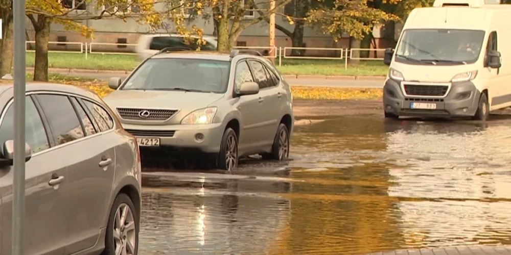 "Люди ломают машины, теряют номера": за огромную яму с водой на платной парковке в Пурвциемсе некого наказать