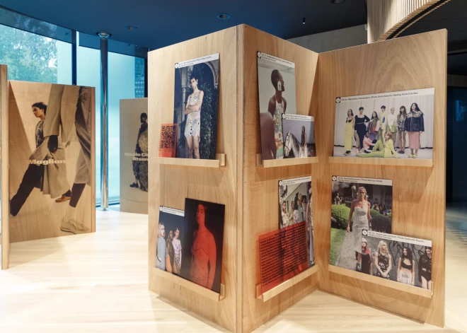 37. Rīgas modes nedēļas ietvaros mākslas galerijā "Ola Foundation" tika atklāta izstāde "MODE PANORĀMA - Itālijas Jaunais vilnis".