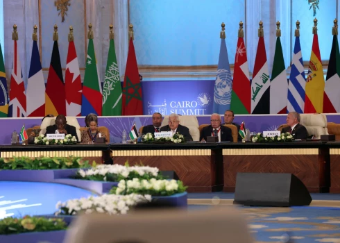 Konflikts var pāraugt plašā reģionālā karā: Ēģiptes Tuvo Austrumu konferencē mudina apturēt Gazas karu
