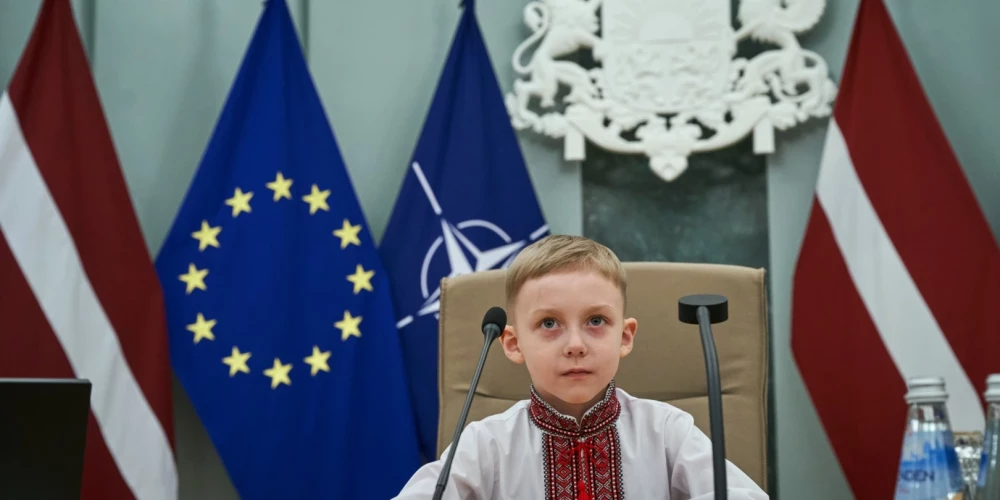 FOTO: ukraiņu bērni ieņem Latvijas ministru krēslus