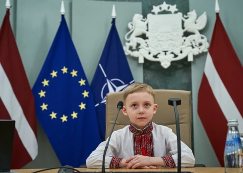 FOTO: ukraiņu bērni ieņem Latvijas ministru krēslus