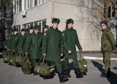 Pēc īsas sarunas par notikumiem frontē un Krievijas bruņotajos spēkos, pāris pievēršas okupanta "sasniegumiem".