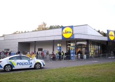 Cilvēku rinda pie "Lidl" veikala pēc oficiālās atklāšanas Anniņmuižas bulvārī.