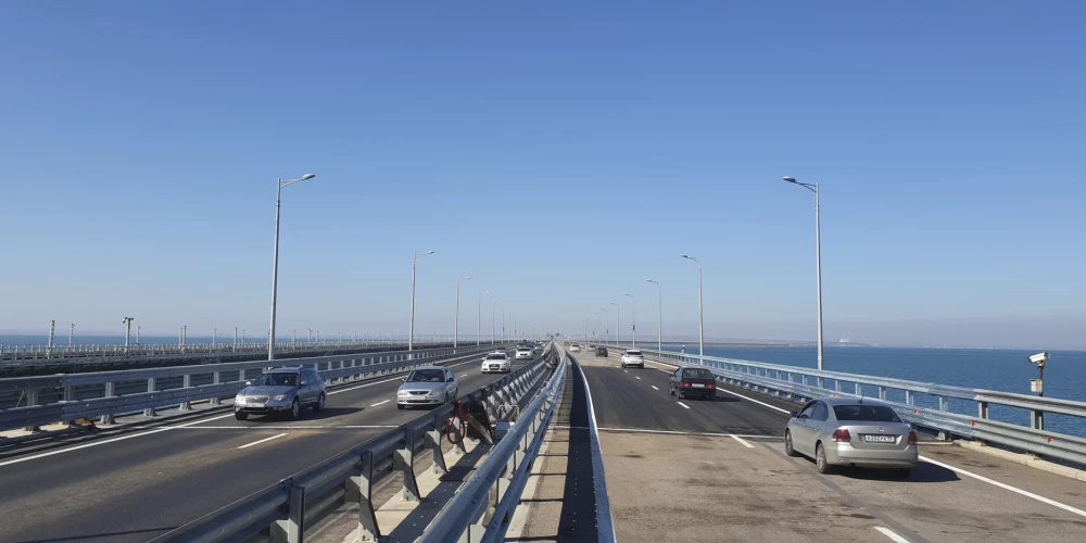 Ukraiņiem vajadzētu dot triecienu Krimas tiltam, uzskata Slaidiņš

