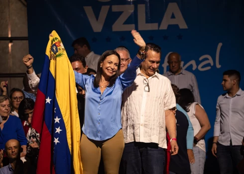 Venecuēlas opozīcijas priekšvēlēšanās uzvar liberāle Mačado
