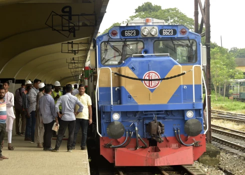 Bangladešā saskrienas kravas un pasažieru vilciens; bojā gājuši 15 cilvēki un 100 ievainoti
