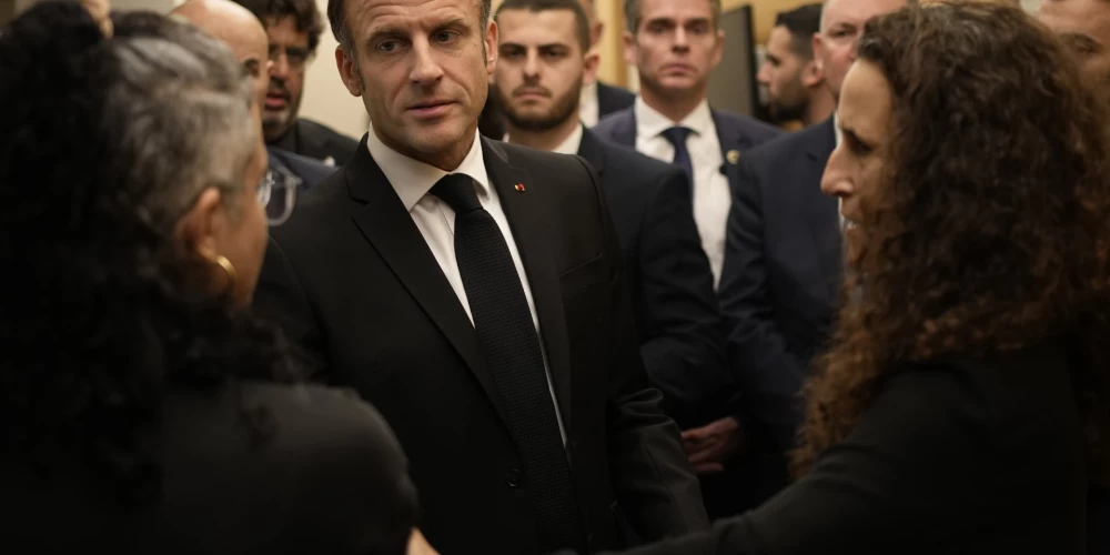 Francijas prezidents Makrons ieradies solidaritātes vizītē Izraēlā
