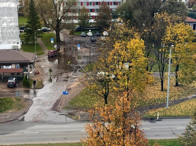"Вот и «сливают озеро»" - написал автор фотографии.
