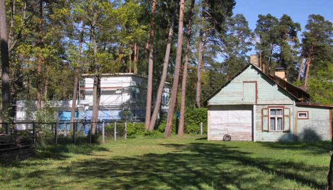 Sevišķi dramatisks nekustamā īpašuma nodokļa pieaugums varētu būt Jūrmalas pamatiedzīvotāju “būdiņām”, kuru vērtību pasakainos augstumos pacels līdzāsesošās bagātnieku savrupmājas.