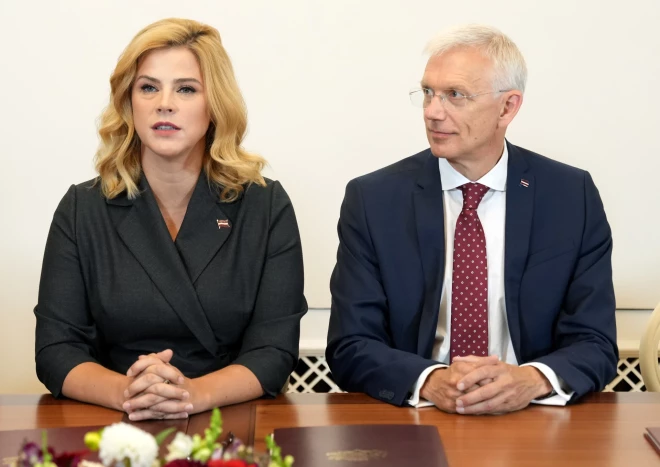 Atšķirībā no iepriekšējās Krišjāna Kariņa (no labās) vadītās valdības, jaunās Ministru prezidentes Evikas Siliņas ministri savā deklarācijā izvairījušies pieminēt nekustamā īpašuma nodokli.