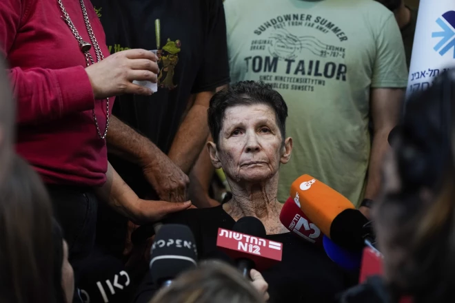 Jočeveda Lifšica (85) ar medijiem runājusi drīz pēc nonākšanas brīvībā. Viņas vīrs joprojām ir "Hamas" teroristu rokās.