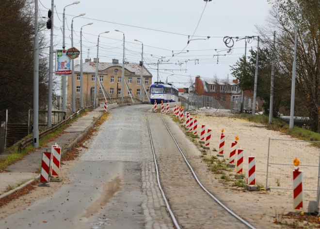 Nākamnedēļ pāri Brasas tiltam plāno atjaunot divvirzienu tramvaju satiksmi