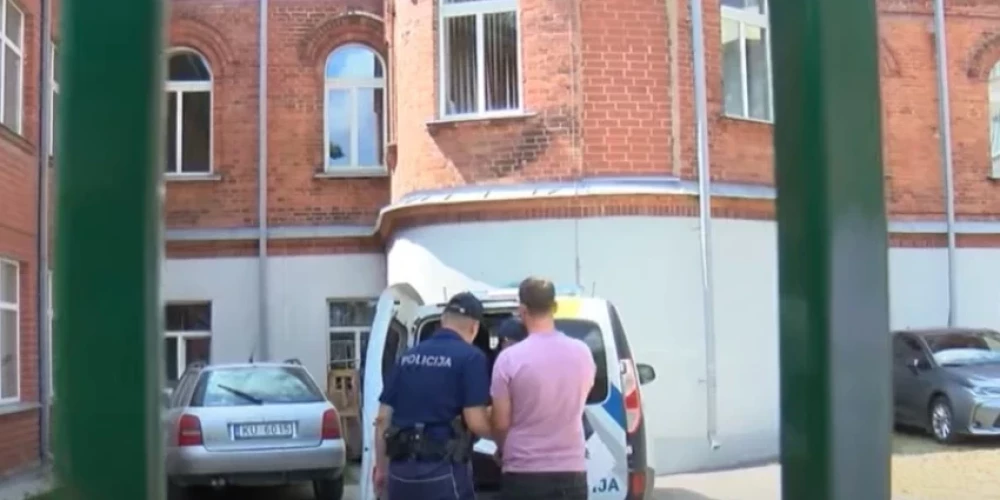 Суд оставил под арестом отца и мачеху, подозреваемых по делу об убийстве девочки в Роговке