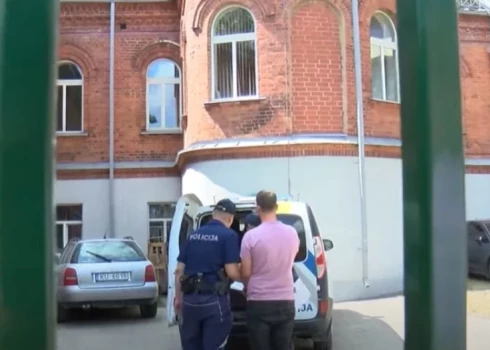 Суд оставил под арестом отца и мачеху, подозреваемых по делу об убийстве девочки в Роговке