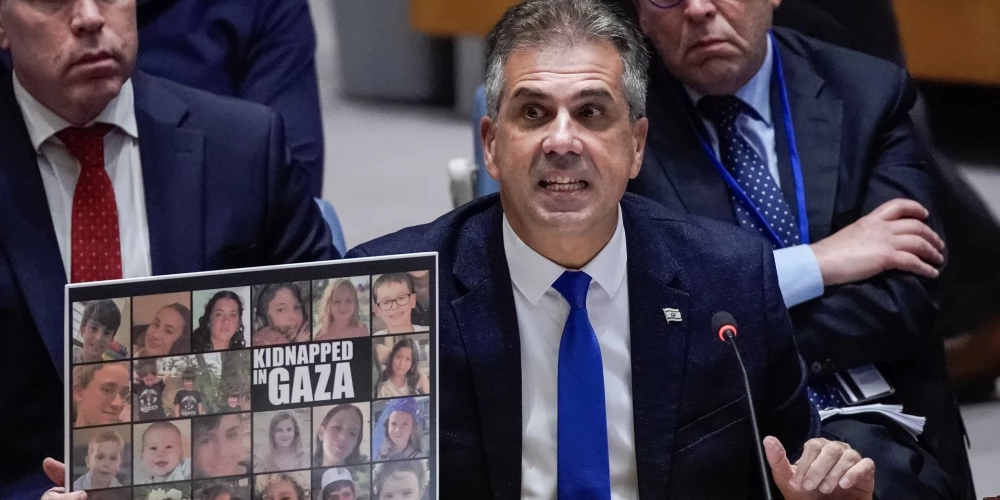Izraēlas ārlietu ministrs Eli Koens rāda "Hamas" sagrābto ķīlnieku fotogrāfijas