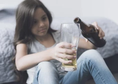 Самому юному латвийскому алкоголику всего 10 лет! Но на лечение пьющих детей средств почти нет