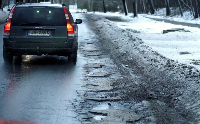 Prasība ziemas riepu lietošanas periodā braukt ar īstām ziemas riepām stāsies spēkā tikai nākamgad.