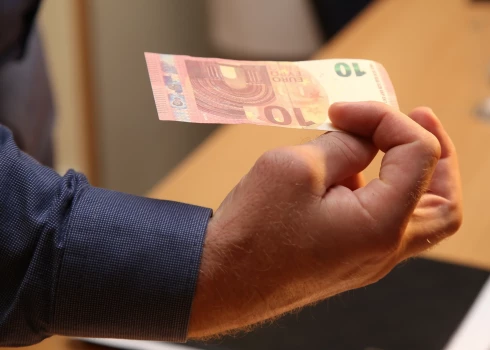 Tikai 17% Latvijas iedzīvotāju ikdienā izmanto skaidru naudu
