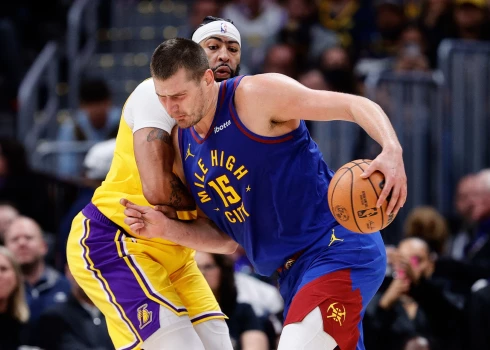 NBA sezona sākas ar čempionu vēl vienu panākumu pret "Lakers"; "Suns" pārspēj "Warriors"