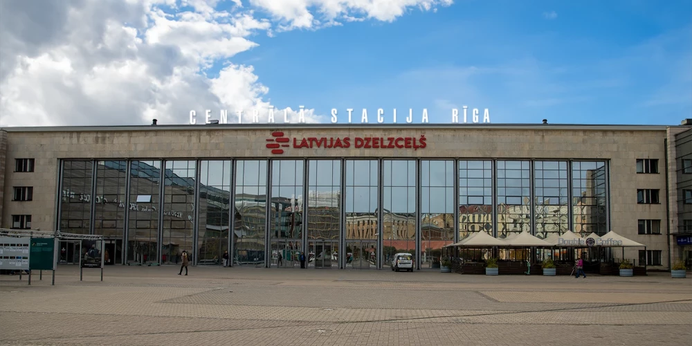 Rīgas Centrālo dzelzceļa staciju turpmāk greznos jauns uzraksts