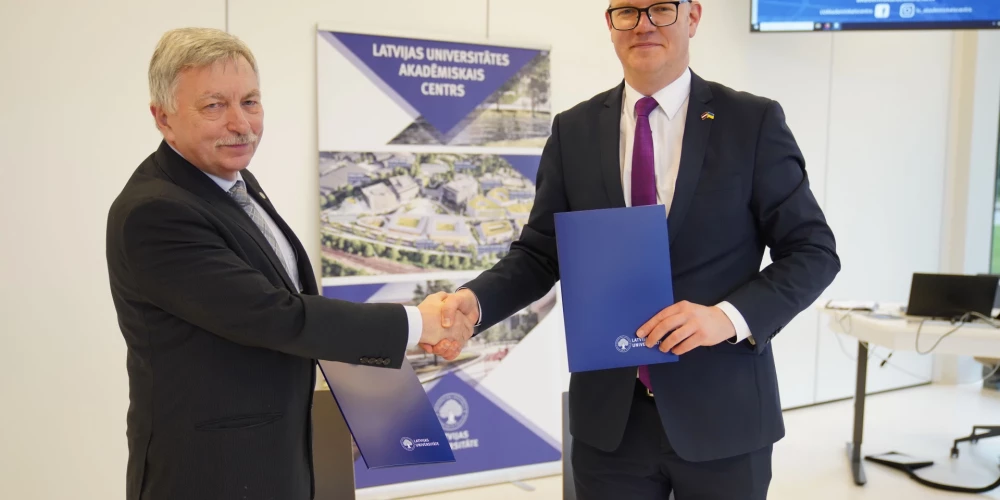 Rīgas dome ar Latvijas Universitāti paraksta sadarbības memorandu un atklāj tiltu pār Kīleveina grāvi