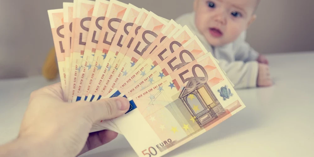 До 600 евро: Сейм концептуально поддержал инициативу об увеличении пособия по рождению и уходу за ребенком