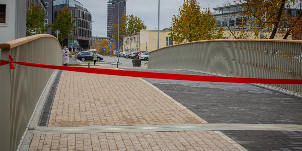 В Риге открыт пешеходный мост, который имеет глубокое символическое значение