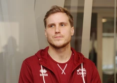 Kalnu slēpotājs Miks Zvejnieks.