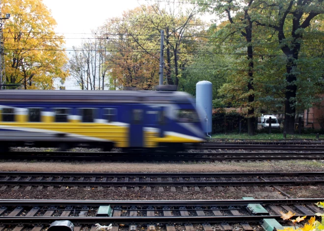 Vakara vilcienu pasažierus maršrutā Sarkandaugava-Mangaļi pārvadās ar autobusiem