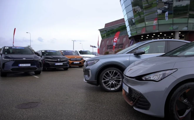 Izmantojot Tukuma lidlauka sniegtās priekšrocības, elektroauto dienas dalībnieki varēja pilnā ātrumā izmēģināt "Audi e-tron GT" vētraino dabu, kā arī papildināt iemaņas veiklības braucienā ar "Škoda Enyaq iV".