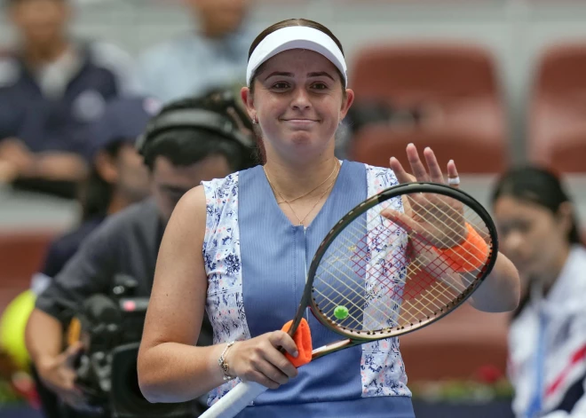 Ostapenko prestižajā "WTA Elite Trophy" debitē ar uzvaru pār Vekiču