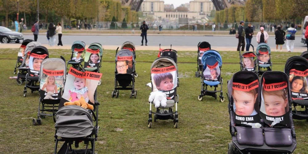 Акция у Эйфелевой башни: в ряд стоят пустые детские коляски - на каждой из них фото и имя детей, похищенных ХАМАС